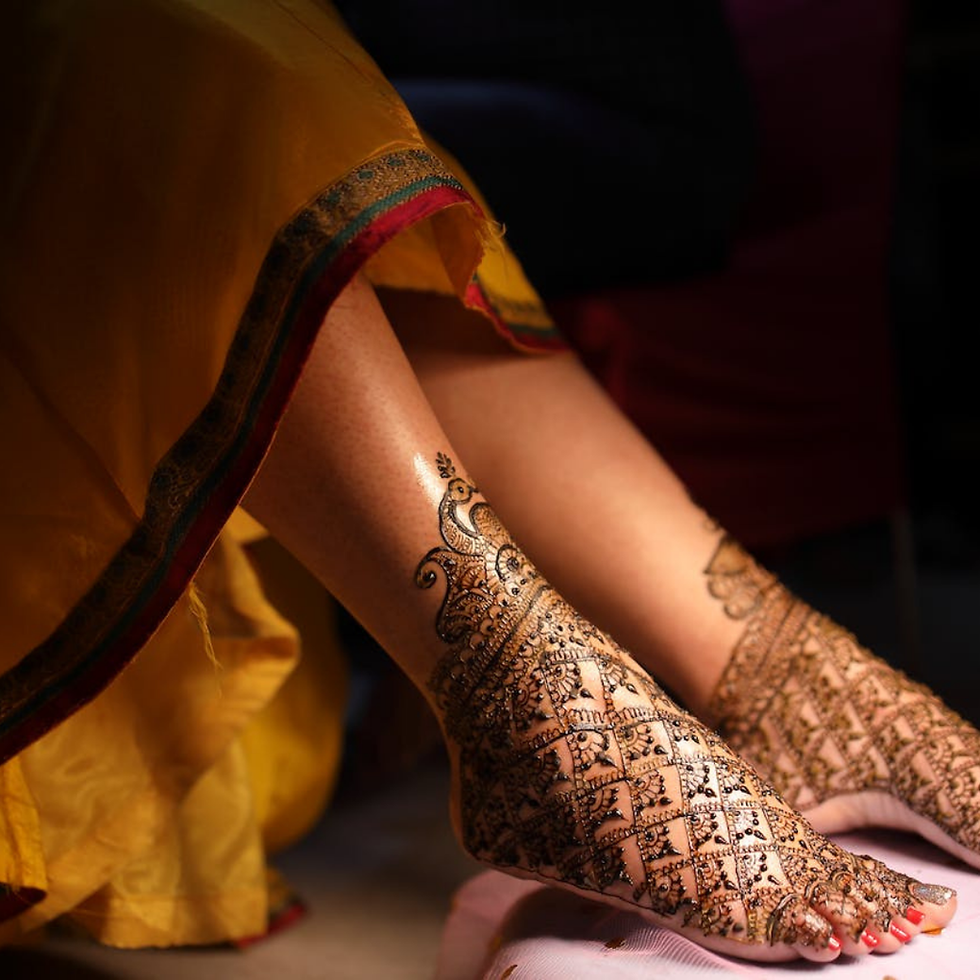 Henna designs on Sukkamielli's feet.