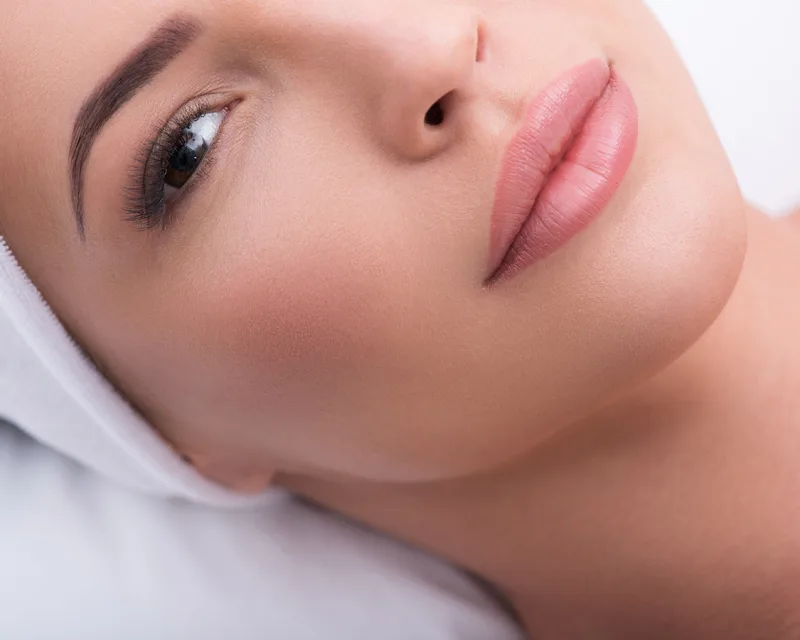 consulta-de-dermocosmetica-tipos-de-pele-shutterstock_502529065-porto-1125-f.webp
