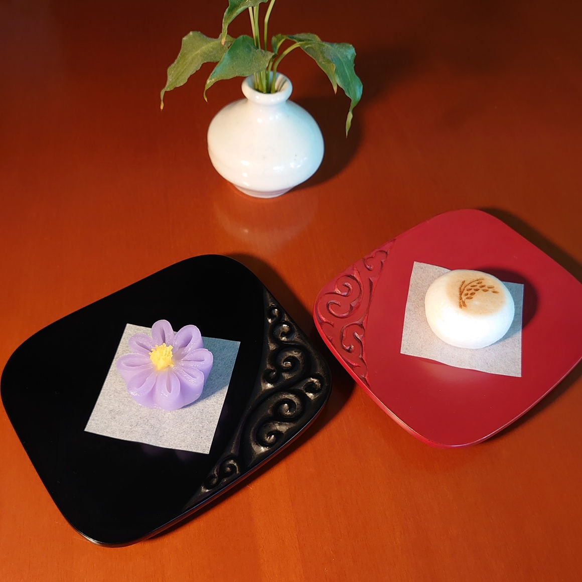 Saucers with japanese moist sweets