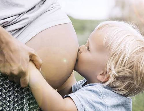 Wenn ein kleines Geschwisterchen kommt – Wie wir unser Erstgeborenes liebevoll einbeziehen