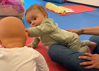 Krabbeln lernen im Entwicklungskurs