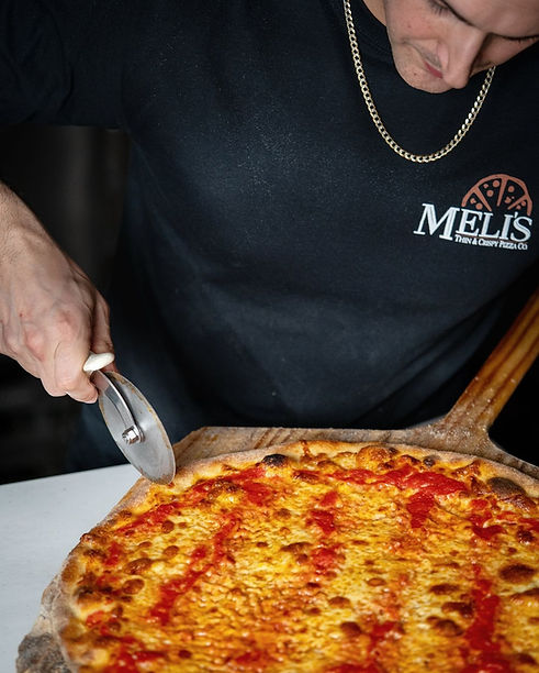 anthonycuttingpizza.jpeg