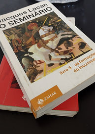 foto livros com cristal_edited.jpg