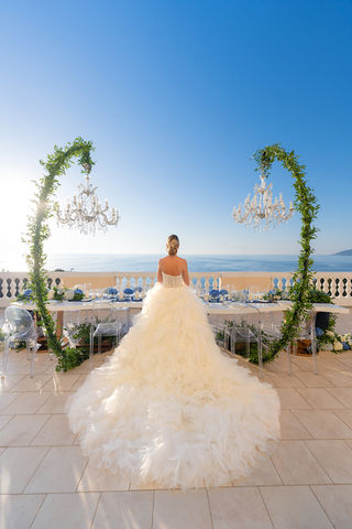 Vestito sposa voluminoso sul mare