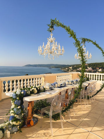 Tavolo imperiale con lampadari in cristallo Villa Parisi