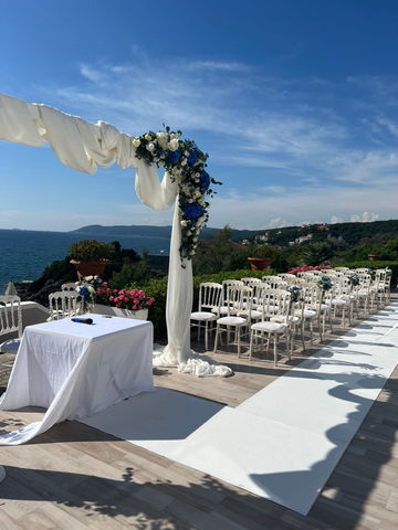Cerimonia con arco di fiori sul mare