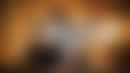 Petite fill set sa maman le soir, avec un livre