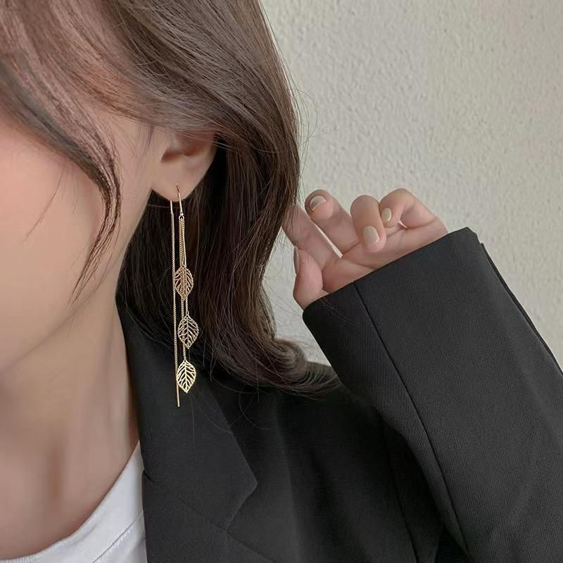 Thumbnail: Threaded gold leaf ear rings 