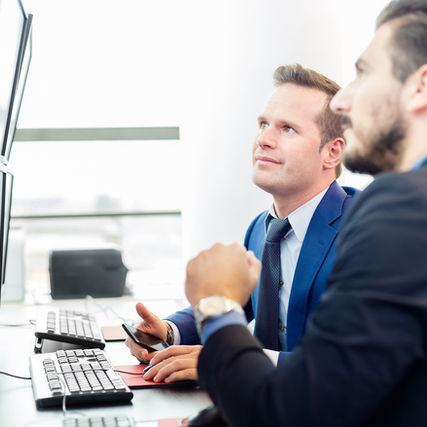 dos personas mirando una computadora
