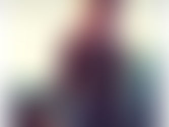 Eine Frau meditiert und blickt in die Sonne