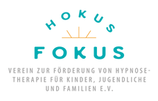 3 Logo HokusFokus mit kompl Slogan grau.png