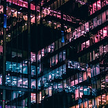 Bâtiment commercial à la nuit