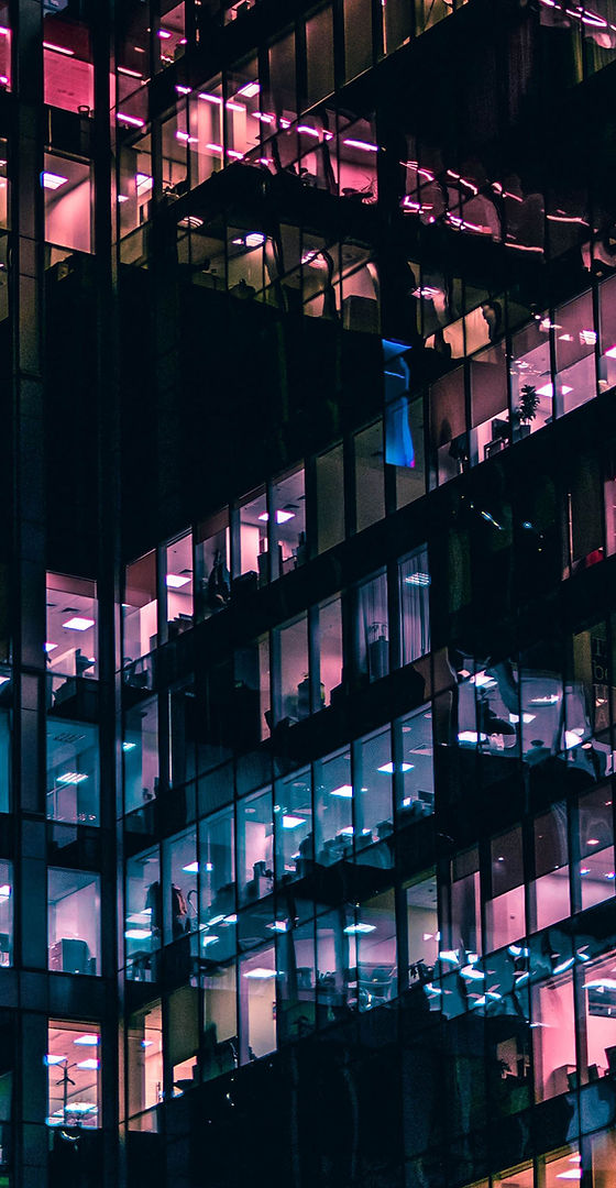 Bâtiment commercial à la nuit