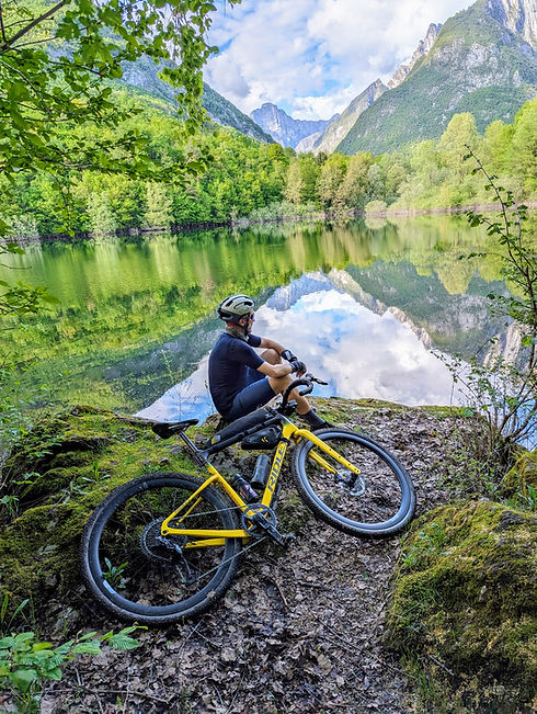 ammirando Lago di Vedana e le Montagne del Parco Nazionele delle Dolomiti Bellunesi