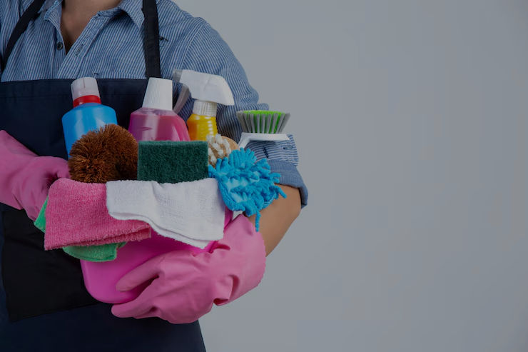 die-frau-haelt-reinigungsmittel-handschuhe-und-lappen-im-becken-an-der-weissen-wand_1150-2
