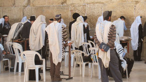 Entre o Sagrado e o Cotidiano: Por Que a Prostração Foi Limitada no Judaísmo?