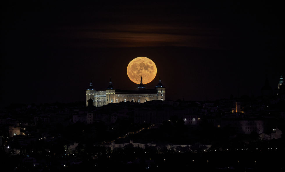 Luna llena sobre castillo nocturno