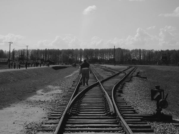 Persona caminando por vías de tren, campos de concentración