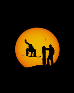 Silueta snowboard, pareja viendo puesta de sol