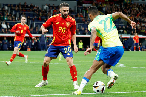 Partido España vs Brasil:  jugador 20 controla balón