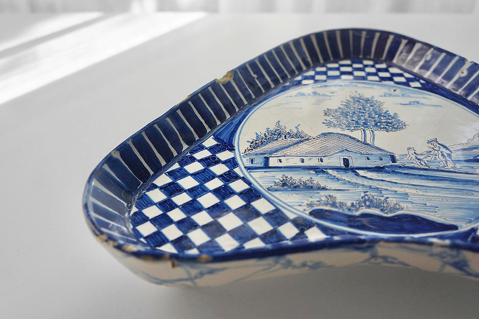Thumbnail: Rare Tripod Dish / Faience / 1700s FRANCE