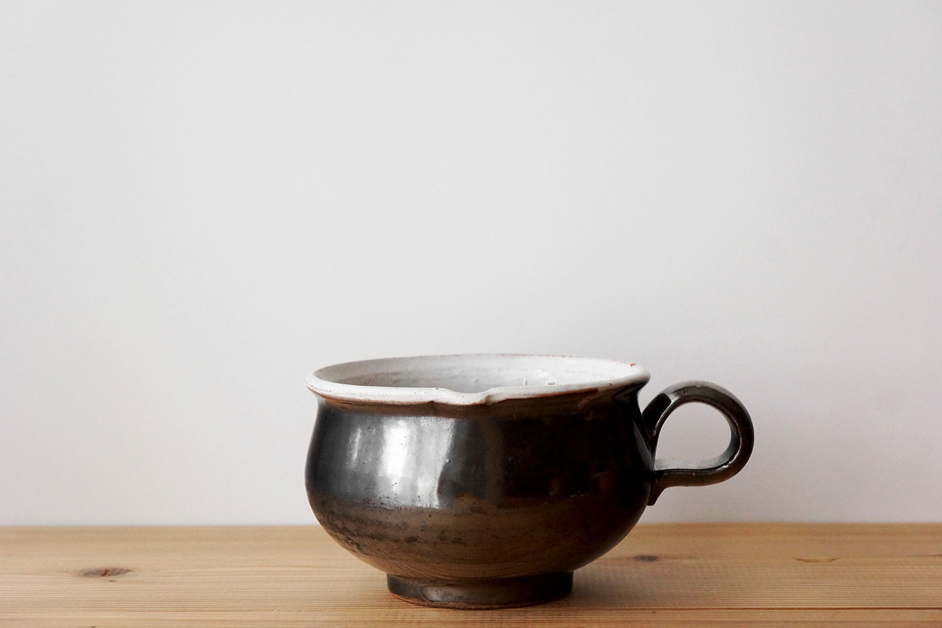 Lipped Bowl with Handle / Cul Noir / -1900 FRANCE