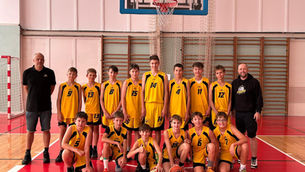 📋 Pokračujeme v hodnocení uplynulé sezóny!
Tentokrát se ohlédneme za kategoriemi U14 a U15 pohledem trenéra Petra Rokose. 🏀 Jak sezonu hodnotí a co se týmu povedlo? Přečtěte si jeho shrnutí. 👇💛