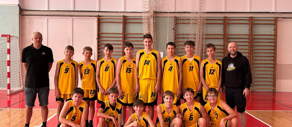 📋 Pokračujeme v hodnocení uplynulé sezóny!
Tentokrát se ohlédneme za kategoriemi U14 a U15 pohledem trenéra Petra Rokose. 🏀 Jak sezonu hodnotí a co se týmu povedlo? Přečtěte si jeho shrnutí. 👇💛