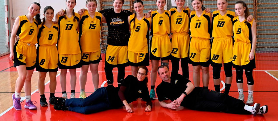 Po několika dnech pauzy tu máme opět hodnocení! Tentokrát se zaměříme na tým dívek U17, a to očima trenérů Ivoše Nováka a Martiny Rokosové.
Z hráčského pohledu sezónu hodnotí Kiki Tomšovská! ⬇️🏀