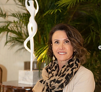 Elisa é graduada em Artes pela UCS. Trabalhou 8 anos na rede municipal como educadora de ensino da arte. Realizou vários cursos e nos últimos anos vem se dedicando exclusivamente em escultura. Realizou várias exposições individuais e coletivas. A artista utiliza-se de formas orgânicas para dar movimento e leveza, remetendo ao feminino. Trabalha com vários materiais como: resina, poliuretano, fibra de vidro, metal entre outros.