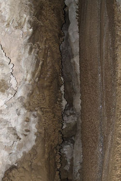 Dentro_de_la_caverna_de_la_Caída_de_El_Ángel