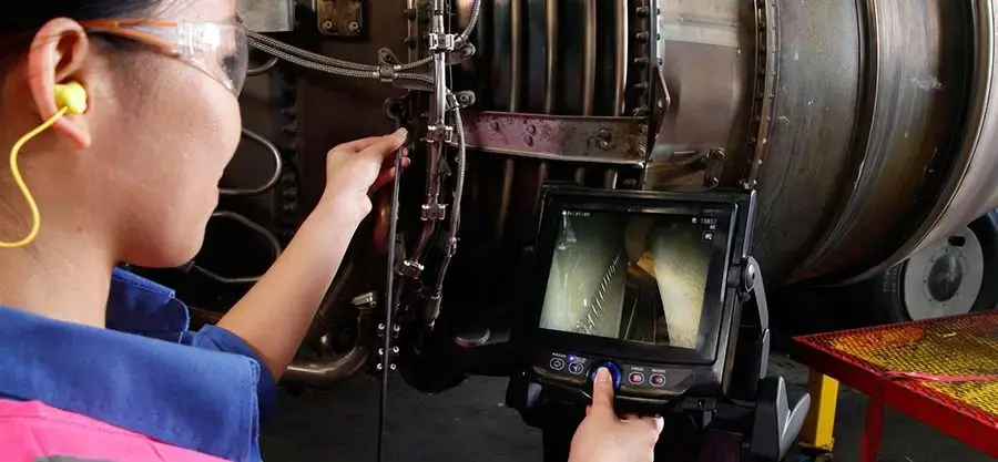 Videoscópio industrial examinando o interior de uma turbina