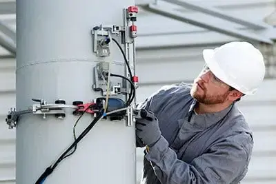 Scanner ultrassônico phased array em contato com solda de tubulação