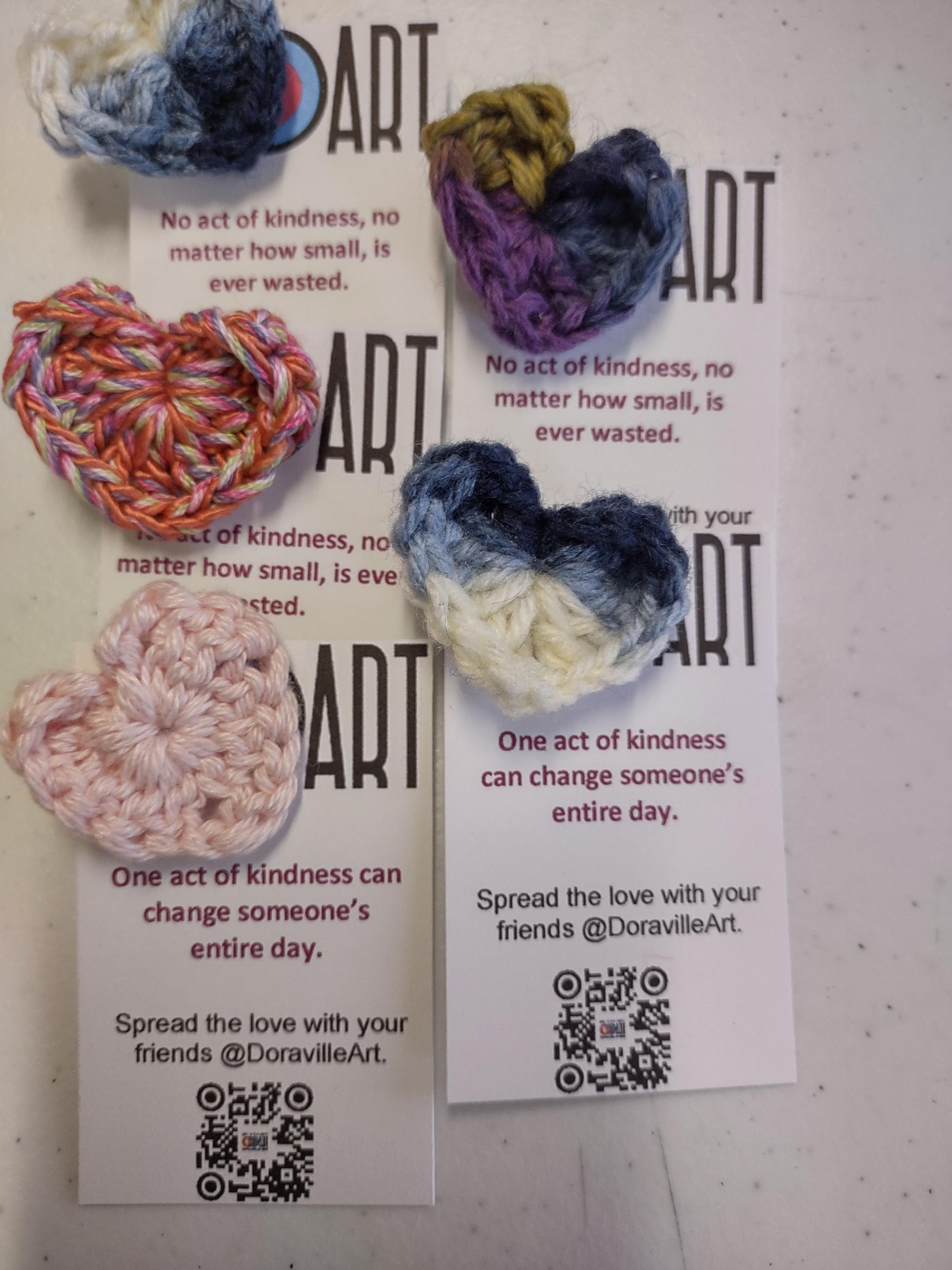 Pin's en forme de cœur pour la Journée de la gentillesse