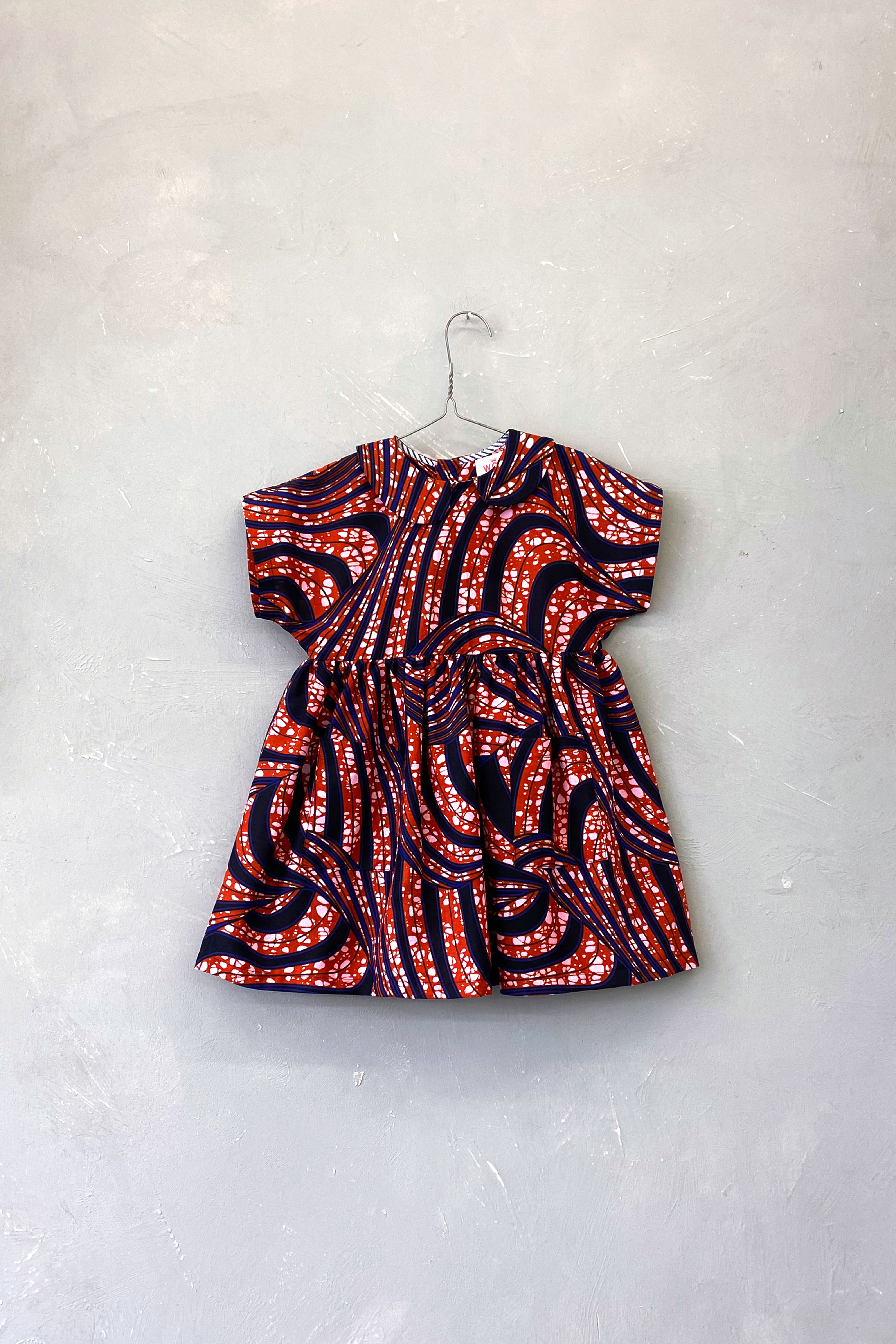 Robe en wax manches courtes rouge et bleu vue de face