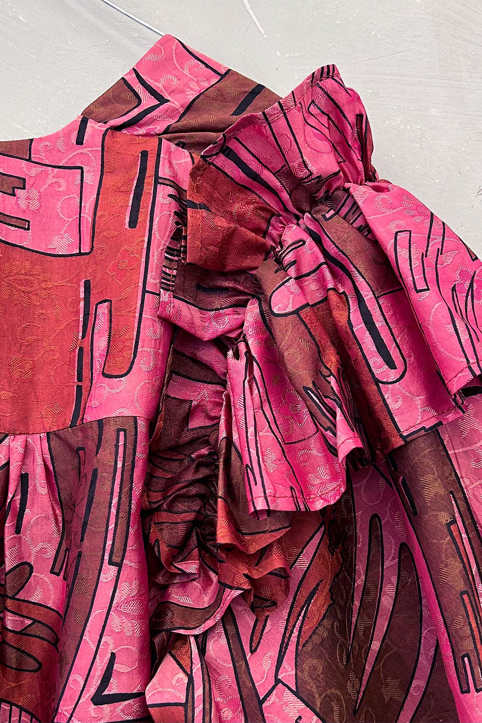 Miniature : Détail robe longue en soie rose