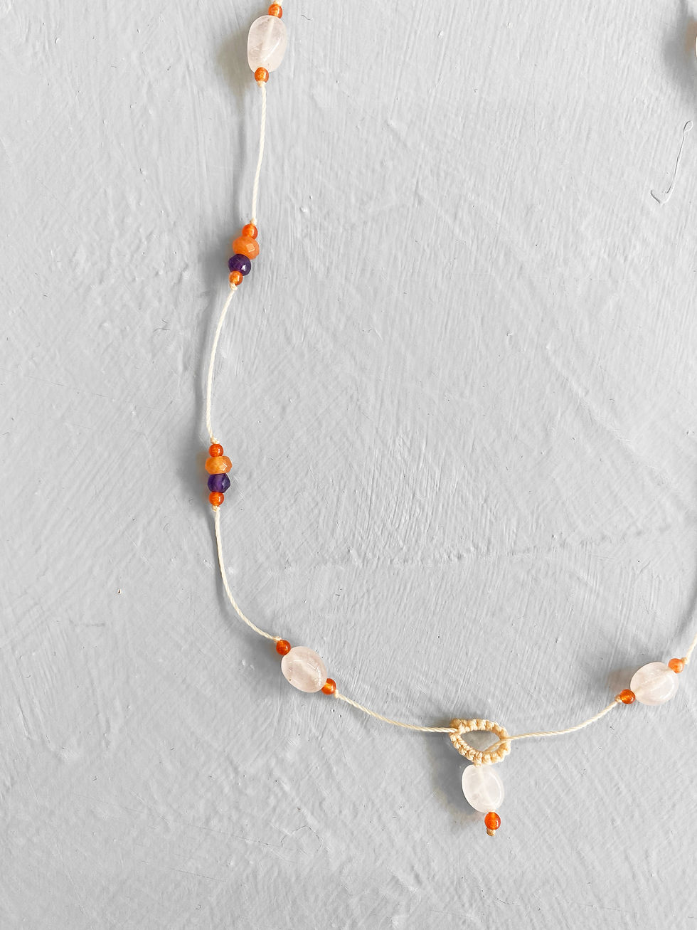 Miniature : Détail collier fin pierres semi-précieuses quarz rose