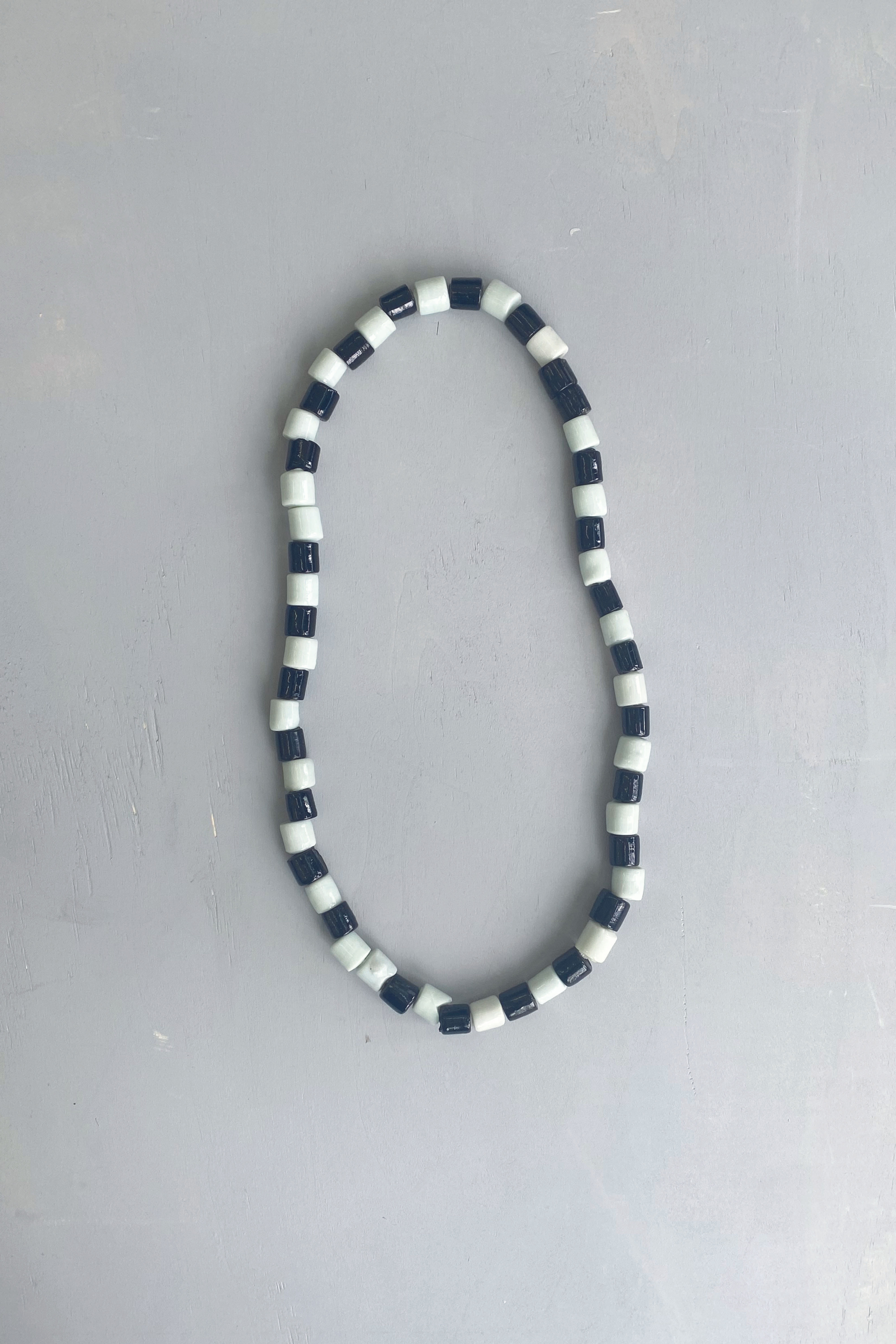 Collier à perles noir et blanc vue de face