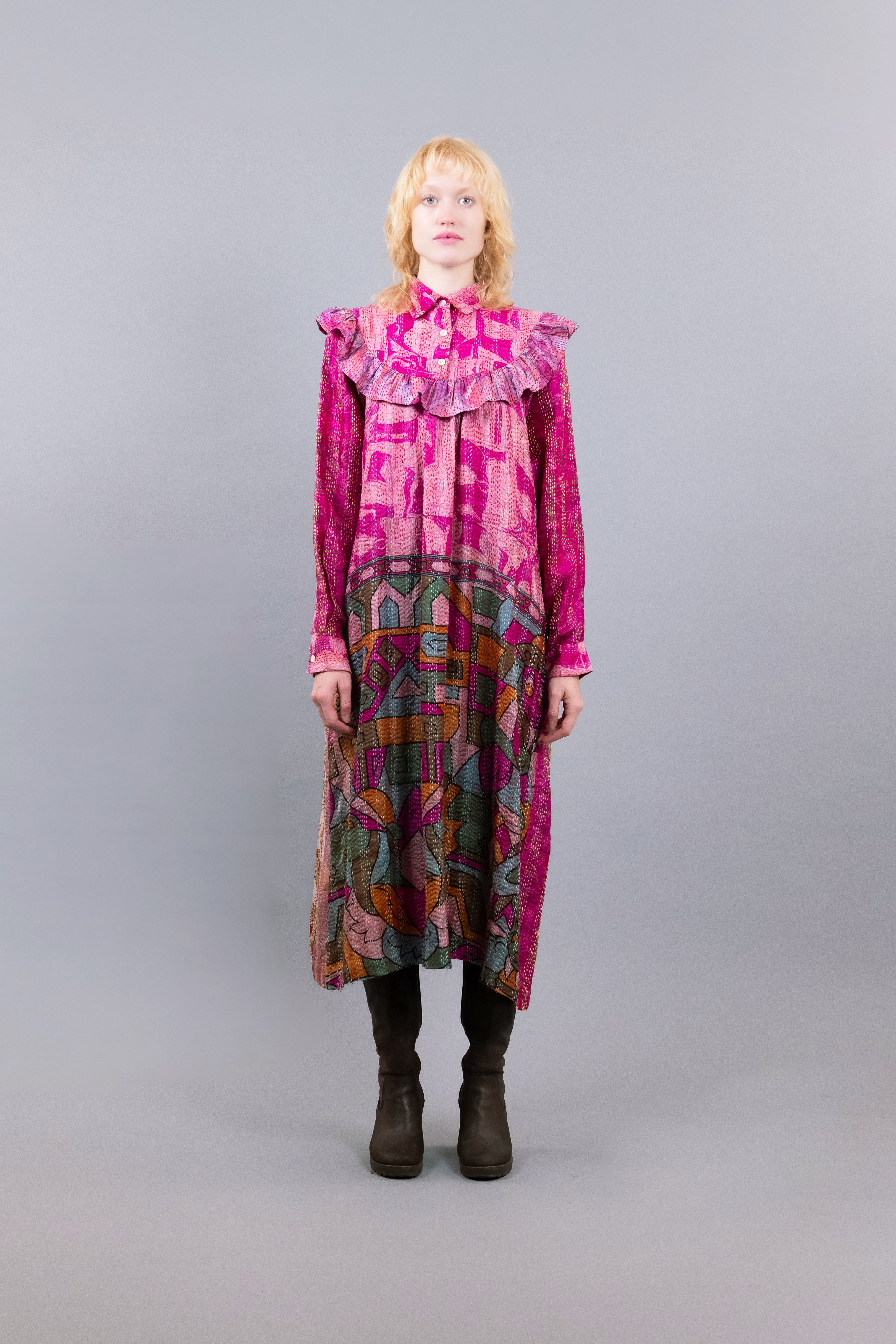 Robe Rachel rose en soie brodée portée par un mannequin, vue de face, coupe mi-longue, col chemise et manches longues.