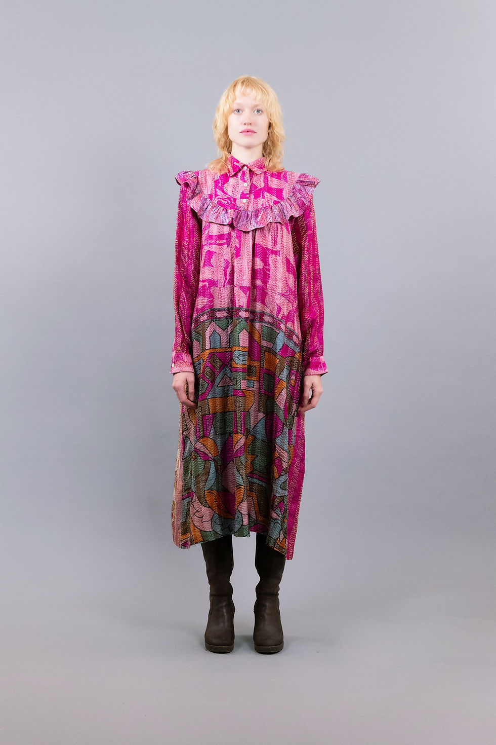 Robe Rachel rose en soie brodée portée par un mannequin, vue de face, coupe mi-longue, col chemise et manches longues.