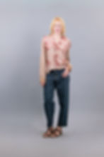 Femme portant une chemise en kantha crème et rose, coupe droite, imprimé patchwork fleuri et carreaux, manches longues, petit