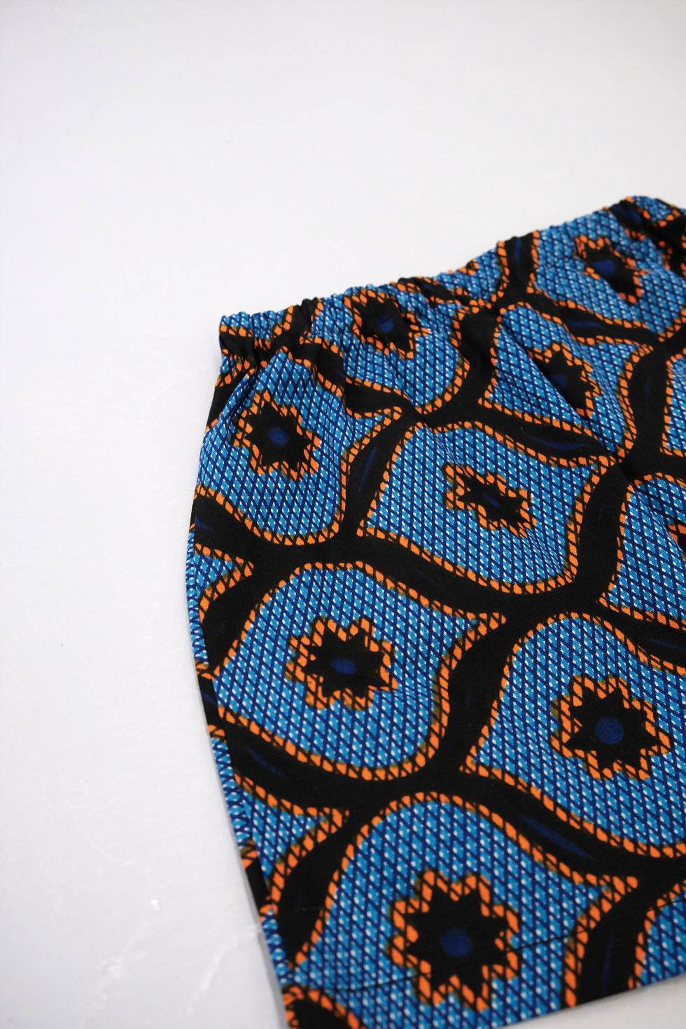 Miniature : Détail du short en wax orange et bleu