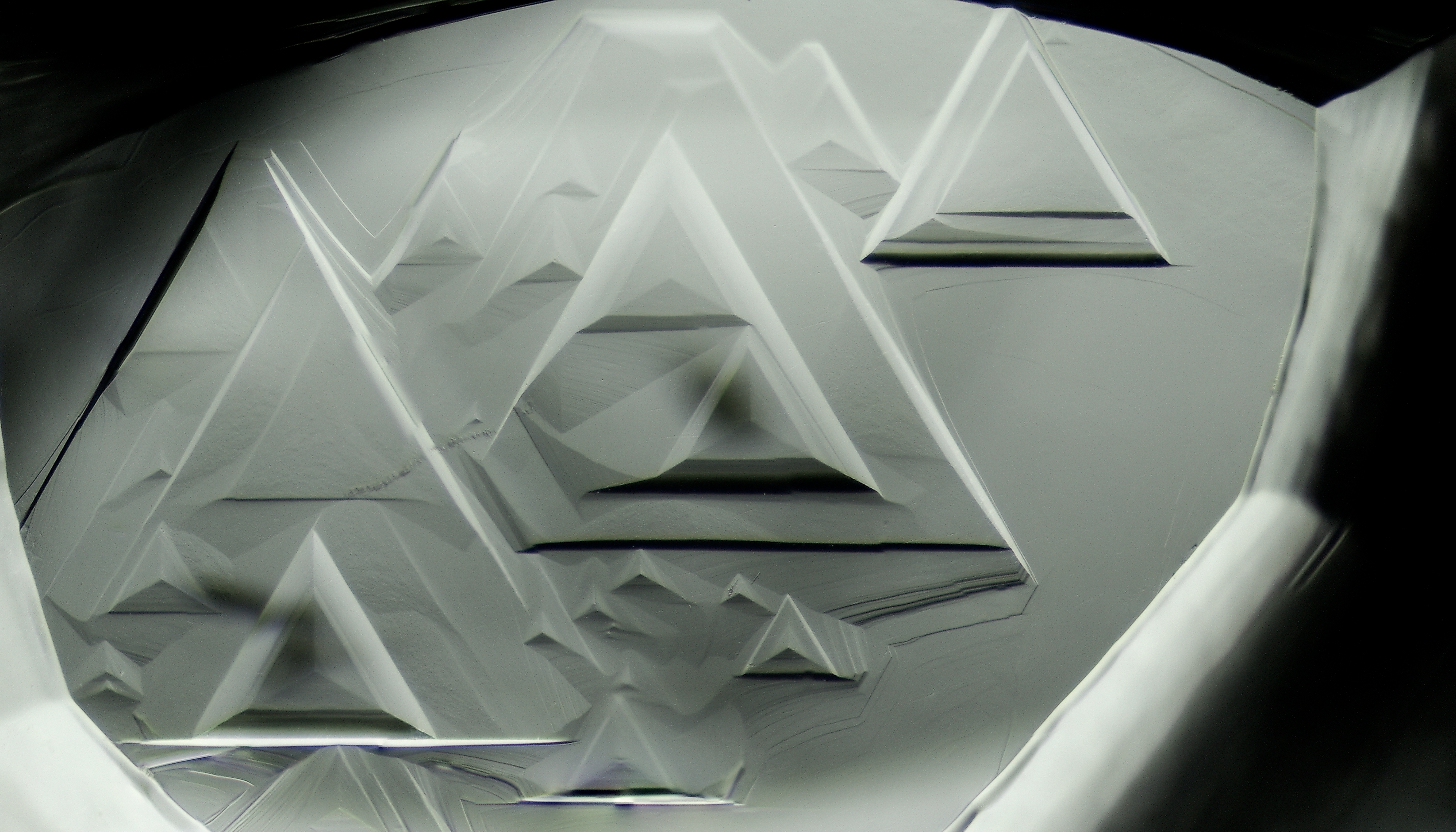 Surface mark “trigon” in a Diamond