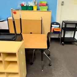 Mobiliario escolar organizado para la limpieza de clínicas.
