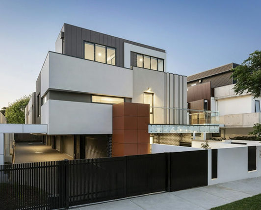 Fachada moderna de una casa de lujo ideal para inversión inmobiliaria.