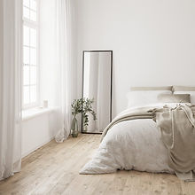 Dormitorio moderno con tonos tierra, ejemplo de diseño interior elegante y acogedor.