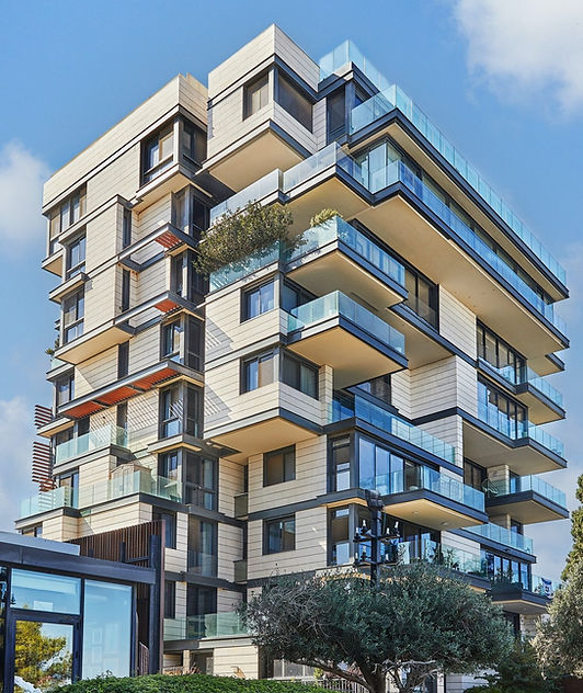 Casa lujosa con balcones ubicada en zona residencial exclusiva.