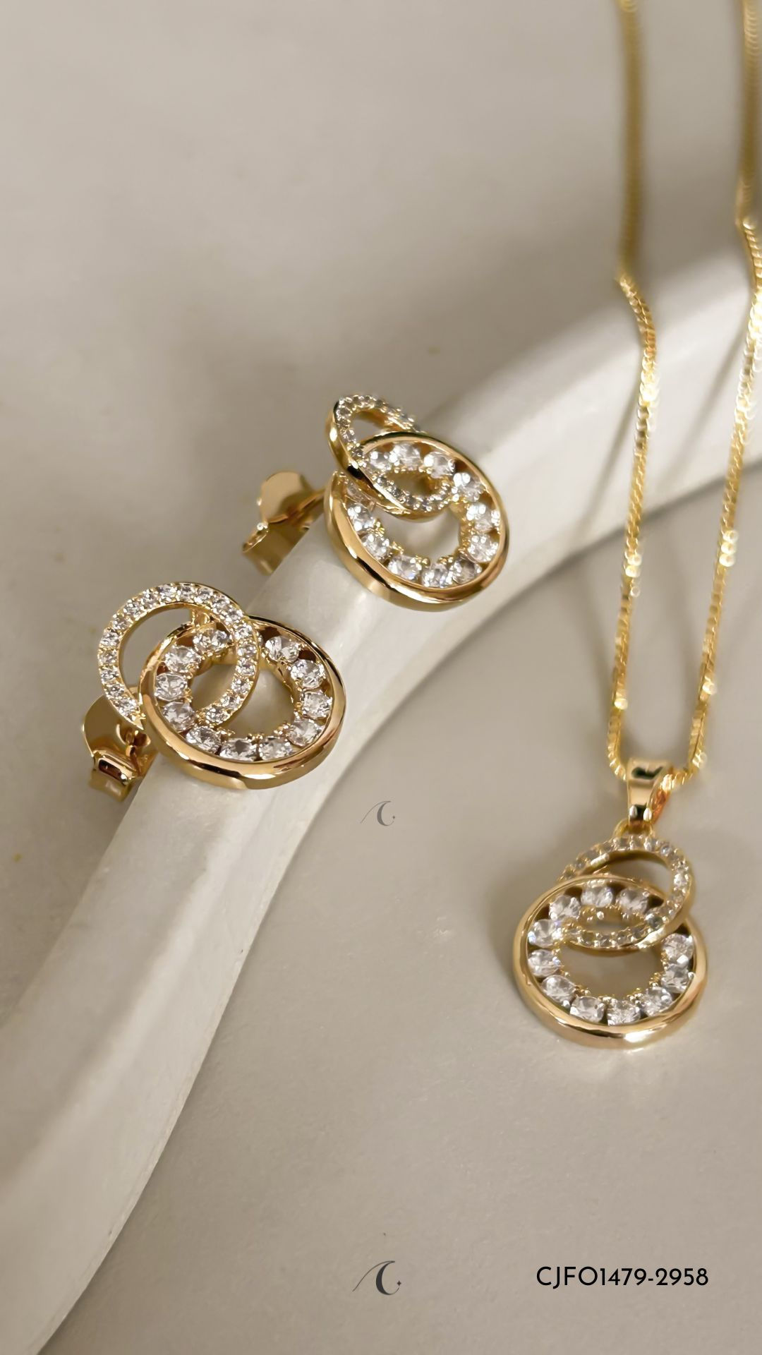 Conjunto Brincos e Colar com Pingente Cravejados com Zirconias 