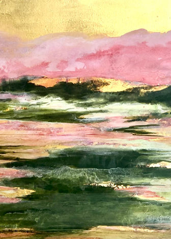 Mystische Landschaft mit goldenem Himmel rosa Wolken und Meer