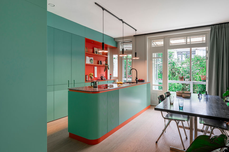 maatwerk keuken met kunststof bladen smaragdgroen, ribbels RIVA en kunststof blad terrazzo
